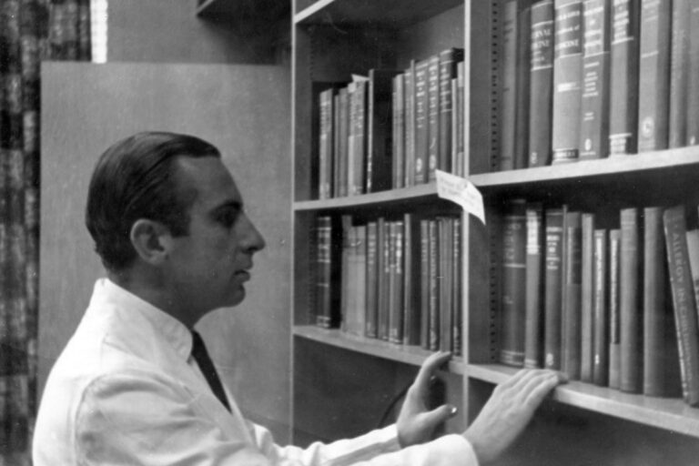 Dr. Bacigaluppi en la biblioteca