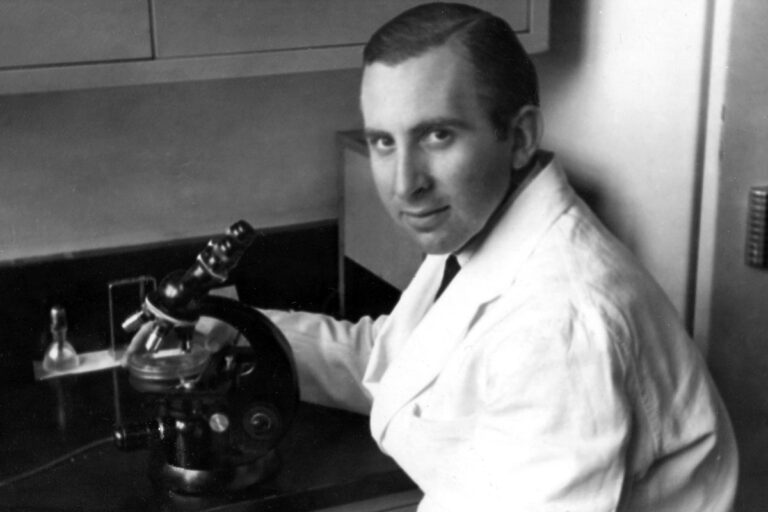 En uno de los distintos laboratorios bioquímicos en los que llevó a cabo tareas de investigación científica